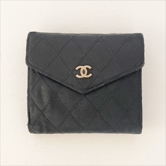 CHANEL Handbags - CHANEL Lambskin Vintage Bifold Snap Wallet Black FLAWED
